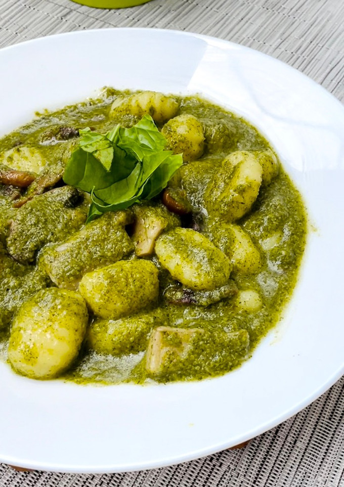 Una foto de Gnocchi con salsa de espinacas y setas 🥬🍄