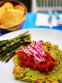 Una foto de Atún pibil, guacamole casero, cebolla encurtida y trigueros crujientes