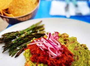 Foto principal de Atún pibil, guacamole casero, cebolla encurtida y trigueros crujientes