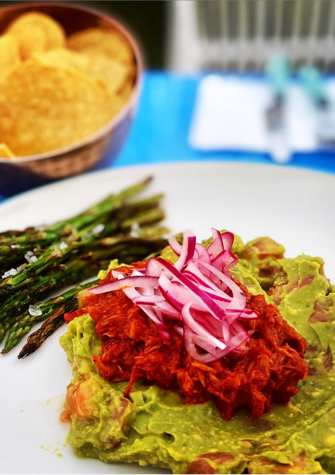 Una foto de Atún pibil, guacamole casero, cebolla encurtida y trigueros crujientes