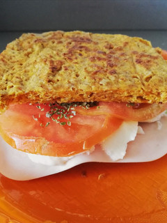 Una foto de Sándwich con pan de molde de zanahoria