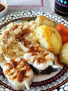 Una foto de Pescado cocido con couscous y ajada 🍛🐟🍠🥕