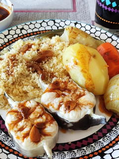 Una foto de Pescado cocido con couscous y ajada 🍛🐟🍠🥕