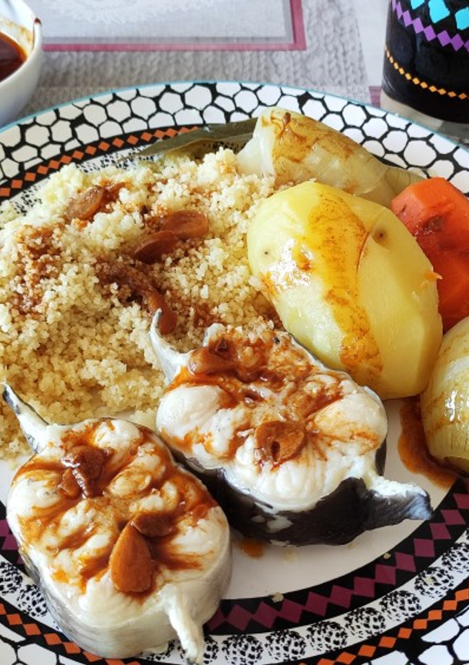 Una foto de Pescado cocido con couscous y ajada 🍛🐟🍠🥕