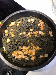 Una foto de Espaguettis negres amb llagostins