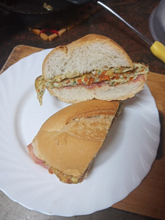 Foto principal de Bocadillo de tortilla francesa con zanahoria y jamón serrano