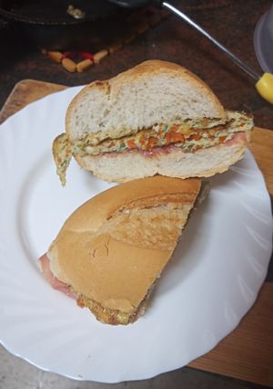 Foto principal de Bocadillo de tortilla francesa con zanahoria y jamón serrano