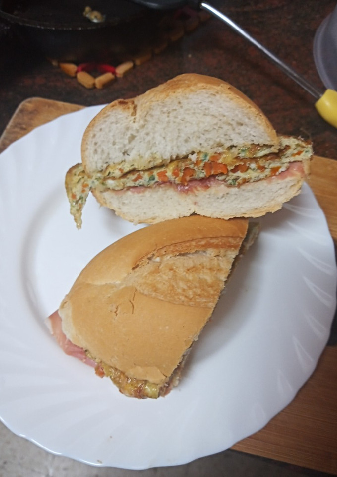 Una foto de Bocadillo de tortilla francesa con zanahoria y jamón serrano