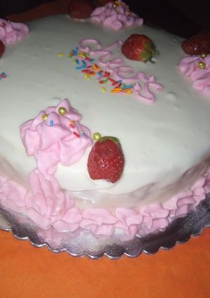 A picture of Pineapple strawberry cake.