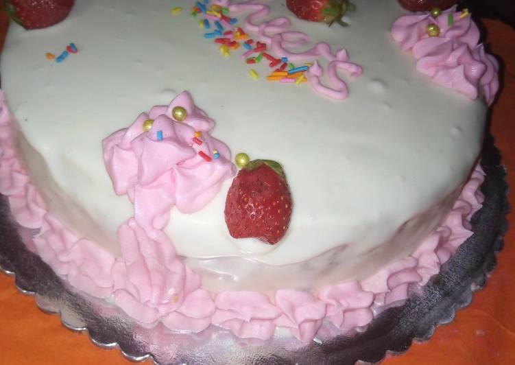 Pineapple strawberry cake