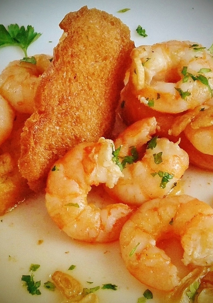 Una foto de Langostinos al ajillo con pan frito