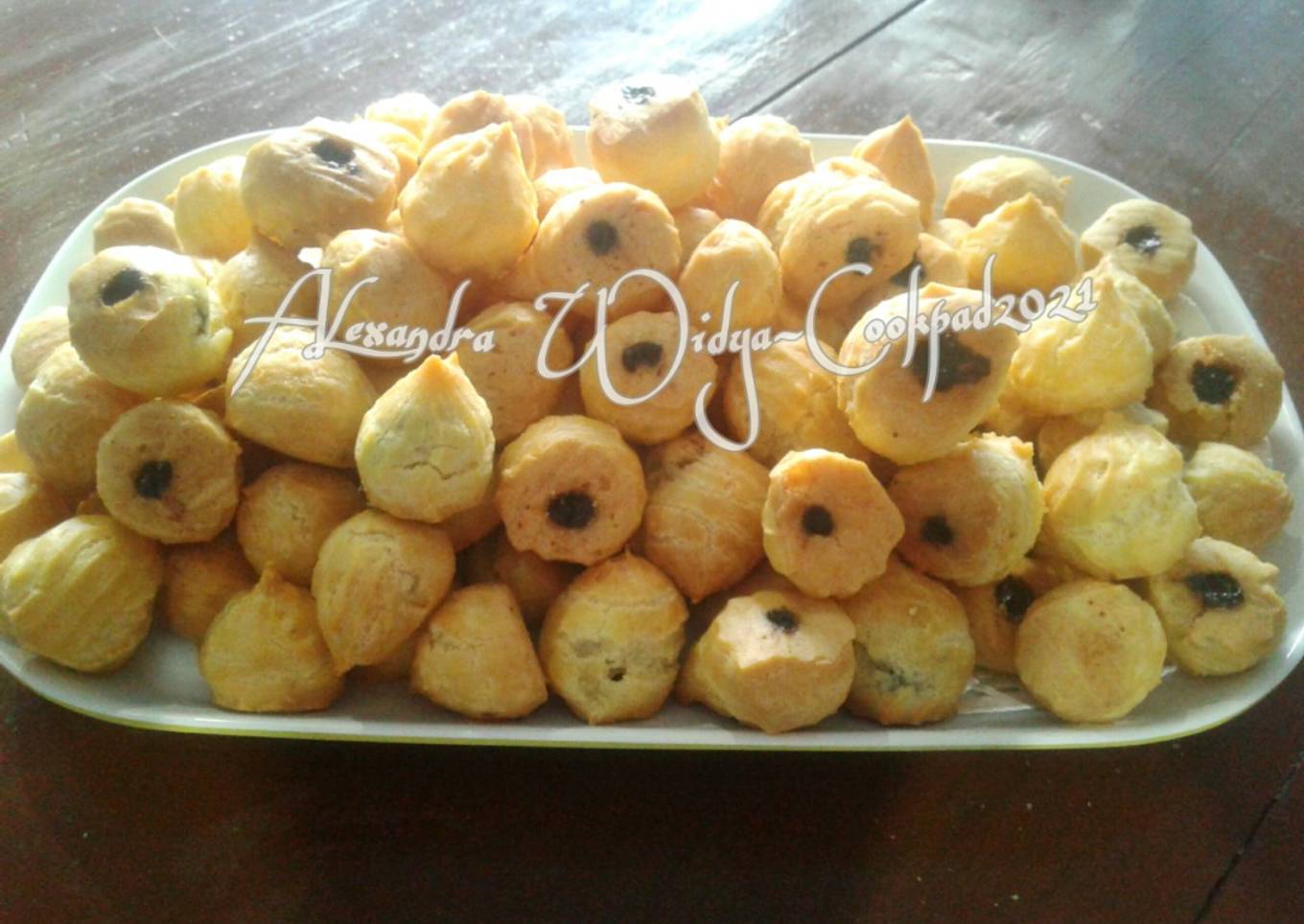 Soes Kering Keju isi Coklat