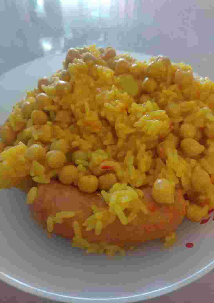 Una foto de Garbanzos con arroz y en olla MG