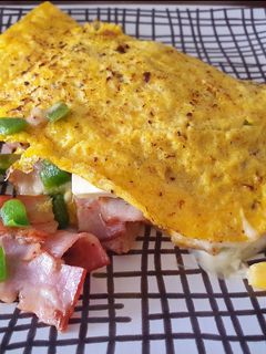 Una foto de Omelette colorido con tocino
