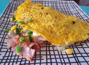 Una foto de Omelette colorido con tocino