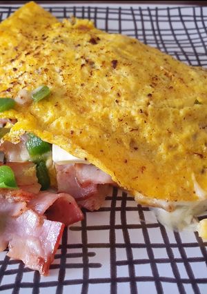 Una foto de Omelette colorido con tocino