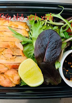 Hình của món Cơm hộp ức gà.