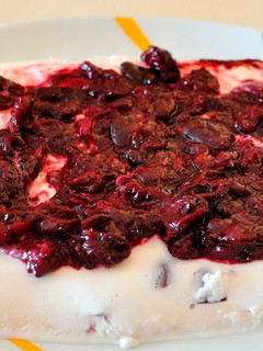 Una foto de Tarta fría de queso con cerezas