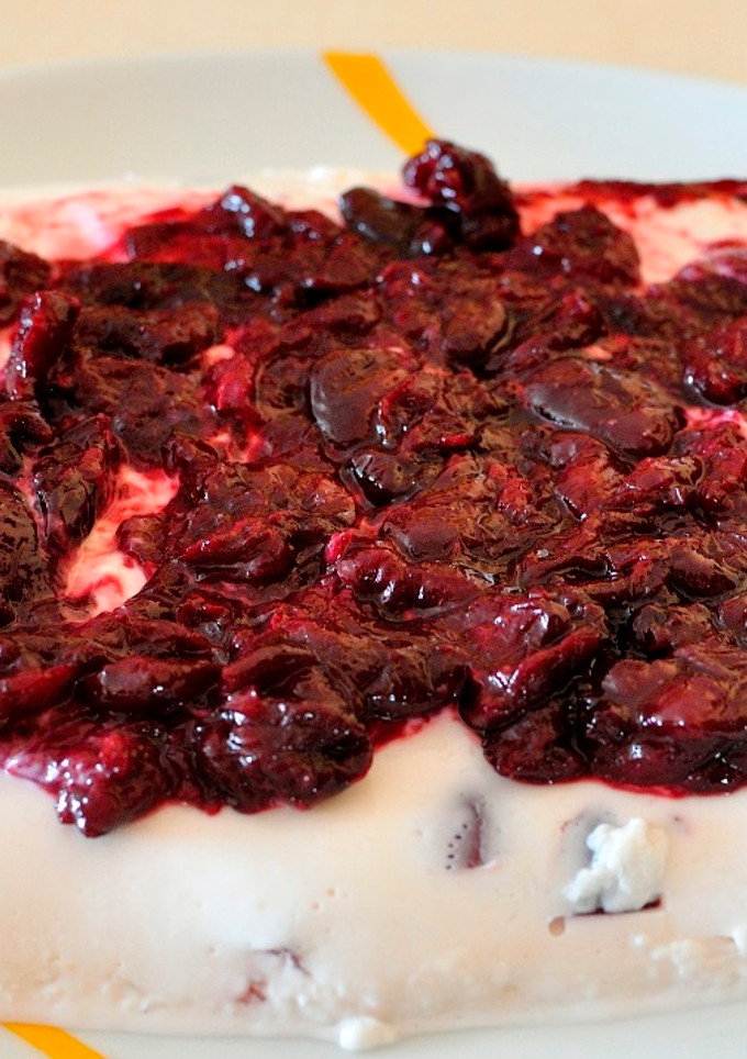 Una foto de Tarta fría de queso con cerezas