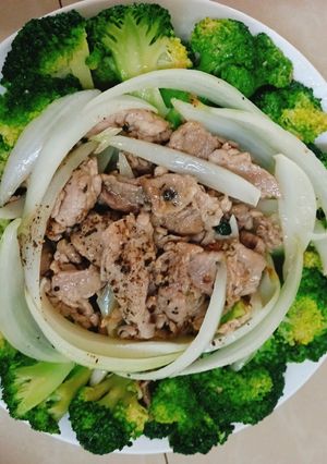 Hình của món Nạc thăn xào bông cải.