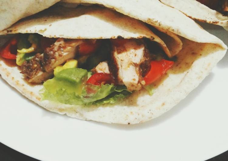 Pita Bread with Healthy Filling/Roti Pita Isi