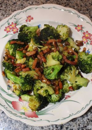 Una foto de Brócoli con salteado de ajos y bacon