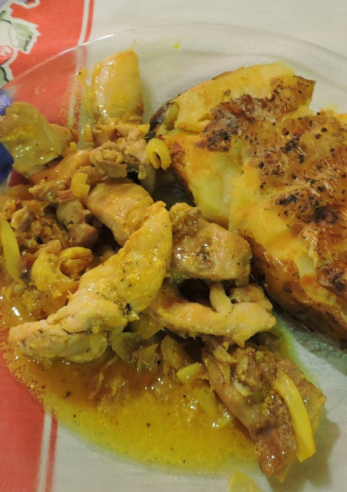 Una foto de Pollo al curry con papas al natural tostadas