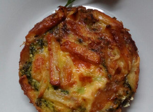 Una foto de Tortilla de espinaca con queso crema y papa