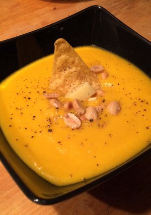 Une photo de Soupe de carottes, patates douces & cacahuètes