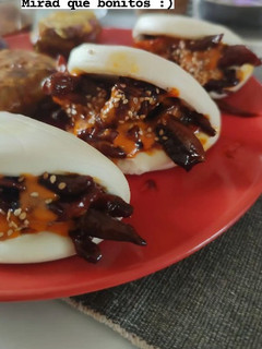 Una foto de Baos de setas shiitake en salsa hoisin