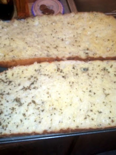 A picture of sexy garlic bread.