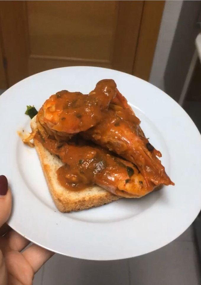 Una foto de Gambones en salsa picante