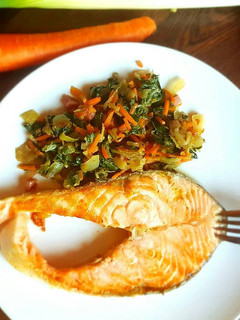 Una foto de Salmón a la plancha con verduritas salteadas