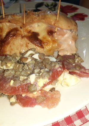 Una foto de Pechuga rellena con ensalada de tomate, huevo y arvejas