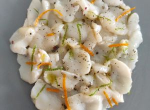 Une photo de Carpaccio de St Jacques aux agrumes
