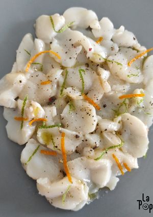 Une photo de Carpaccio de St Jacques aux agrumes