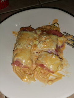 Una foto de Rollos de fideos con jamón y queso