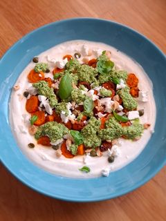 Una foto de Zanahorias asadas con pesto de avellanas