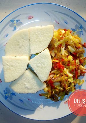 A picture of Boiled yam and cabbage sauce.