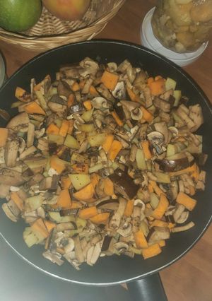 Une photo de Poêlée de patate douce, pomme de terre et aubergine