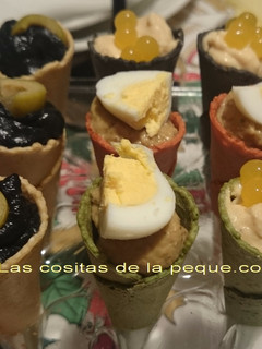 Una foto de Cucuruchos de colores rellenos de Mousse de Bonito, Boletus y Calamares en su tinta
