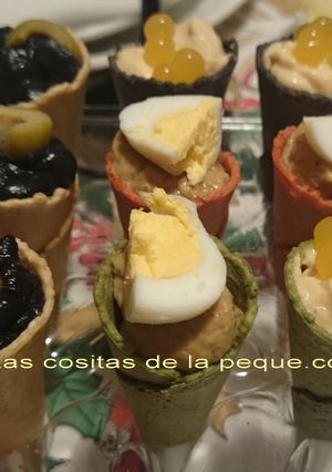 Foto principal de Cucuruchos de colores rellenos de Mousse de Bonito, Boletus y Calamares en su tinta