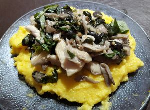 Una foto de Polenta con girgolas al pesto napolitano