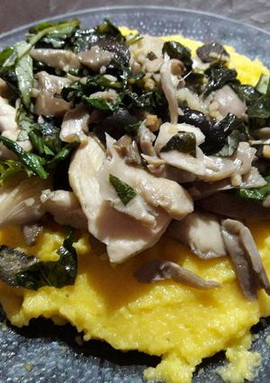 Una foto de Polenta con girgolas al pesto napolitano
