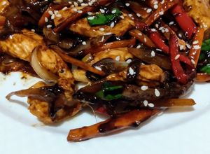Una foto de Wok de pollo agridulce con vegetales