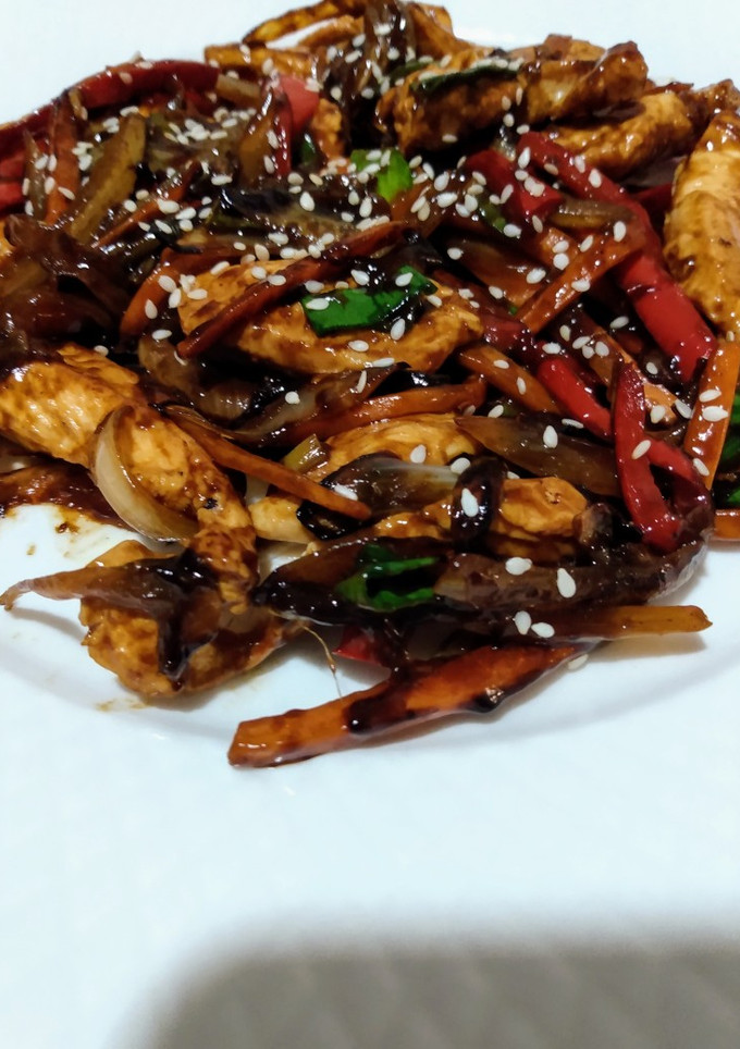 Una foto de Wok de pollo agridulce con vegetales