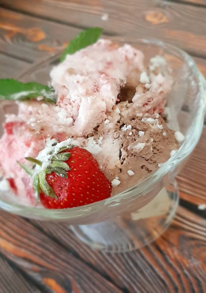 Клубнично-шоколадное мороженое