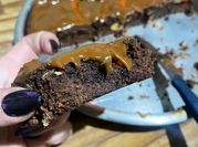 Una foto de brownies con cacao y aceite