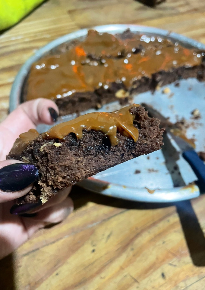 Una foto de Brownie con aceite y cacao en polvo