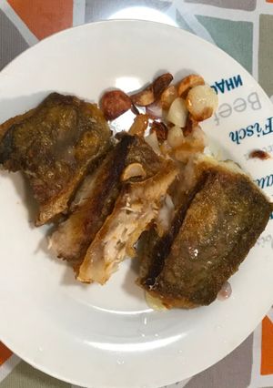 Hình của món Cá chẽm gián với tỏi và hành.